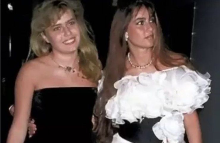 romina power e ylenia carrisi guardano