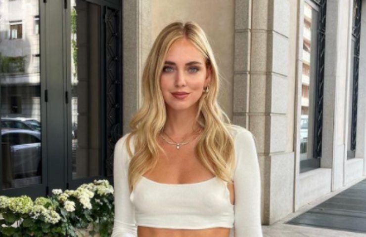 Chiara Ferragni come non l'avete mai vista: senza veli sul divano è da infarto - FOTO