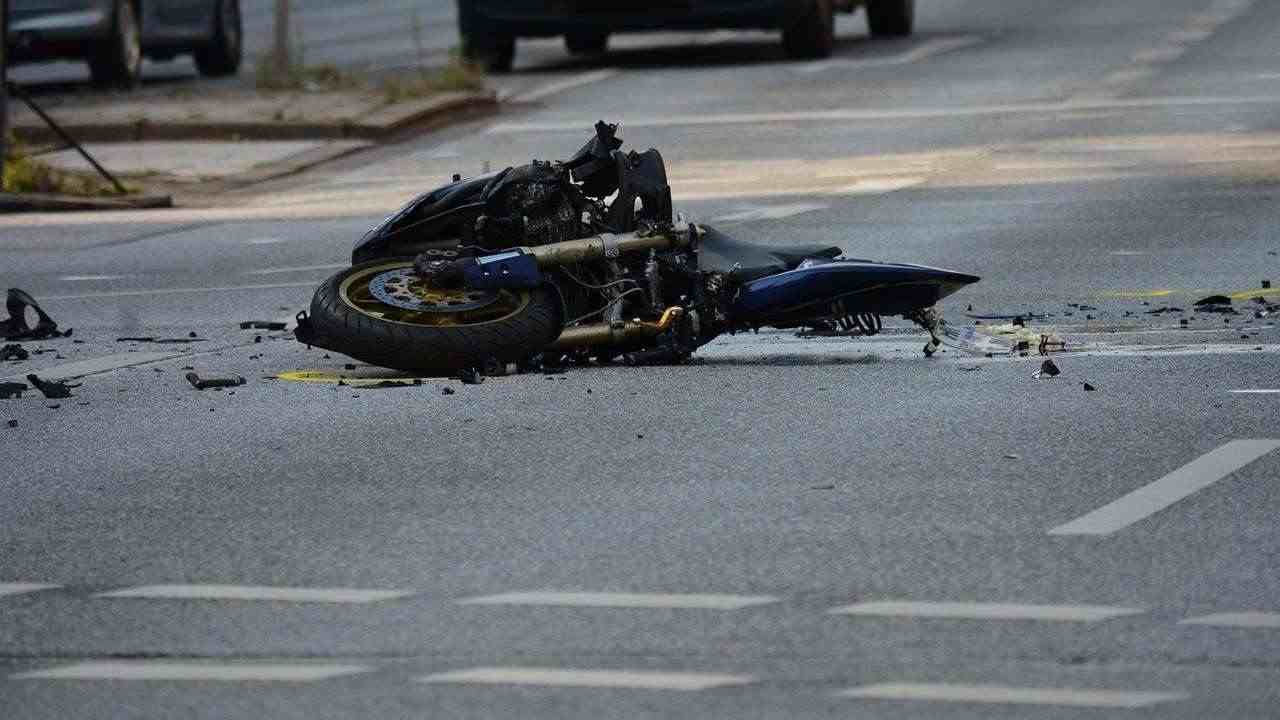 Giovane muore in tremendo incidente stradale