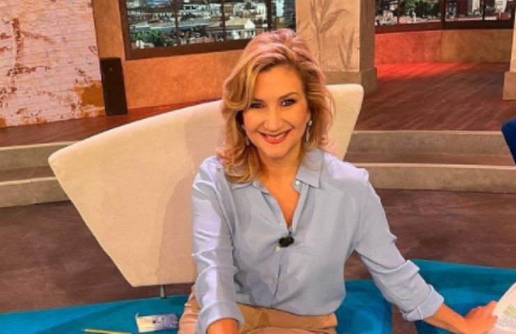 Serena Bortone ammette di star male: "bagno" di sangue in studio. Cosa è successo 