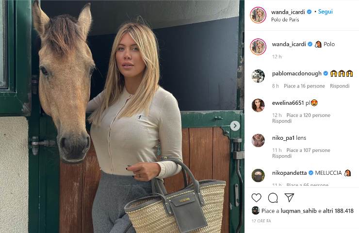 Wanda Nara posa con un cavallo