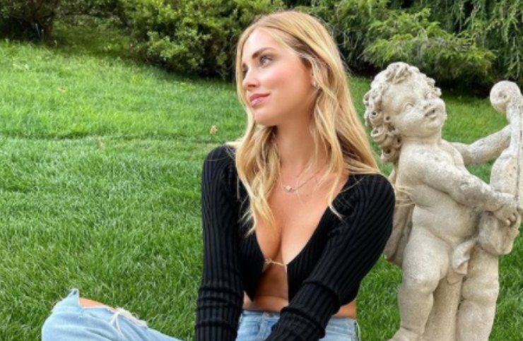 chiara ferragni guarda