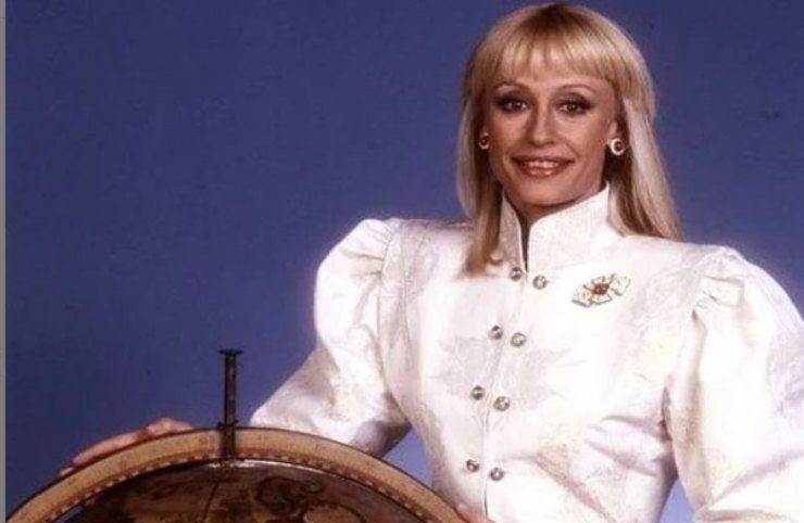 raffaella carrà sorride