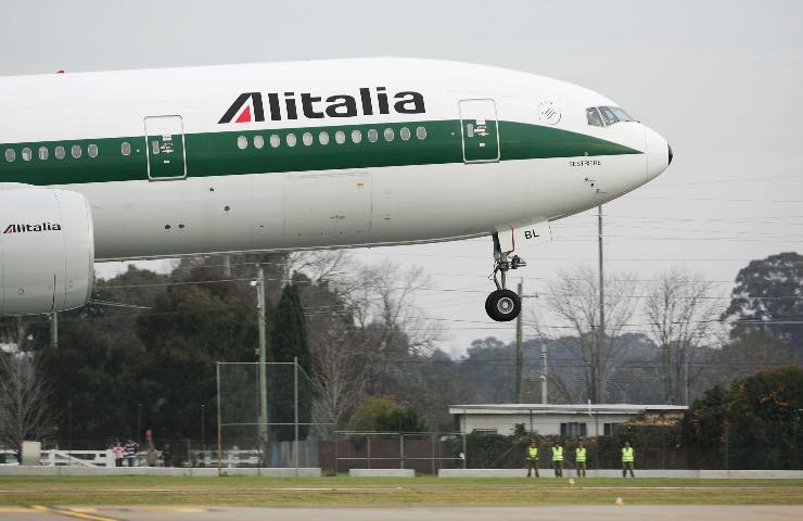 Alitalia hostess spogliano in centro protesta flashmob