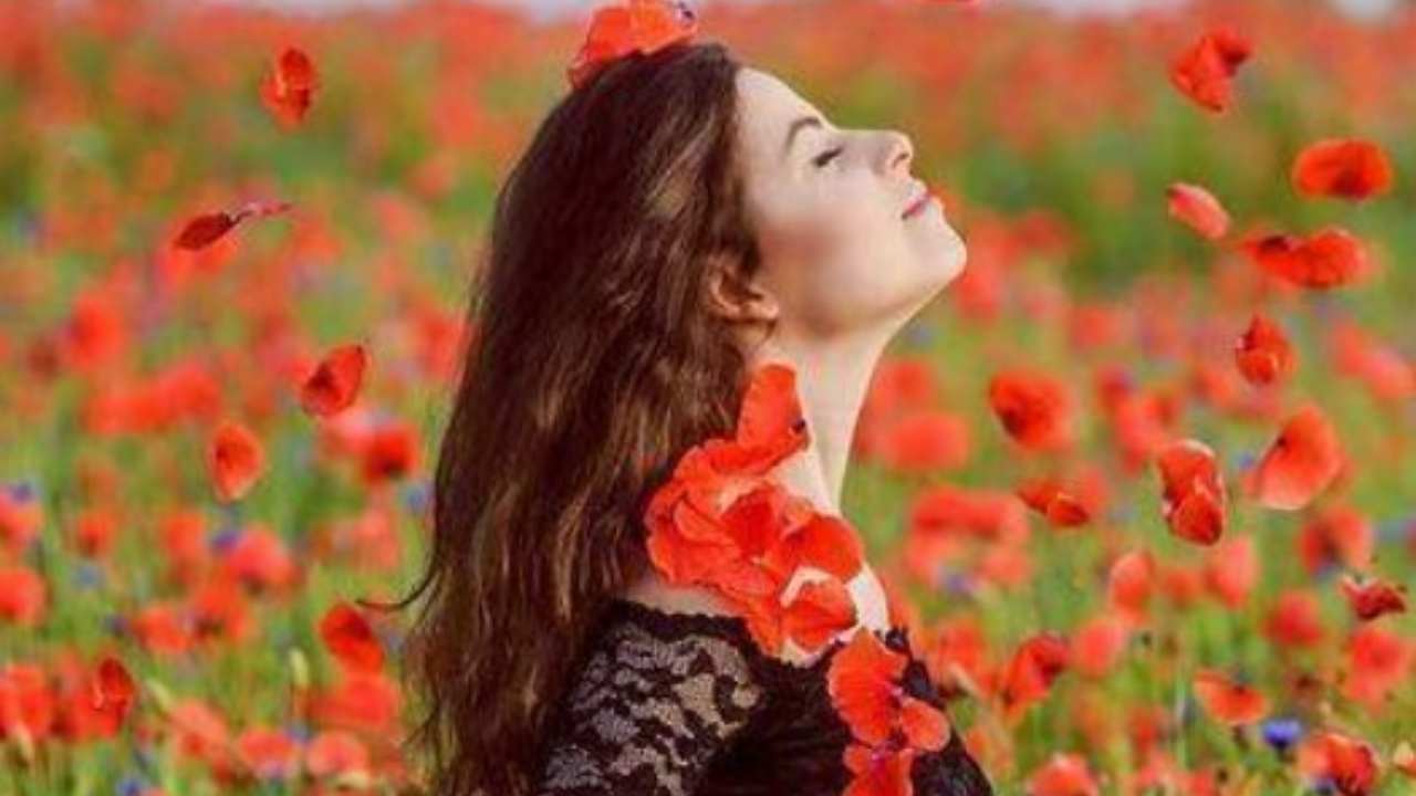 Vivere felici donna fiori (Facebook)
