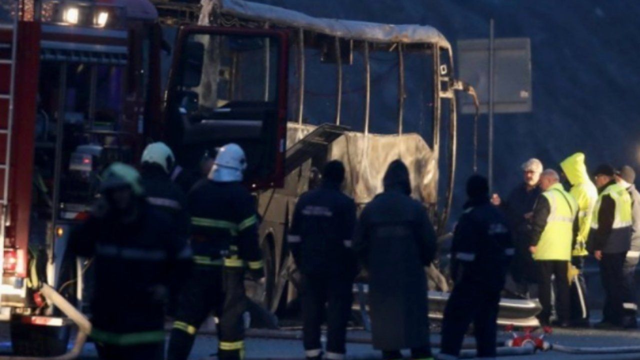 Tragedia in strada: pullman prende fuoco, ci sono decine di vittime