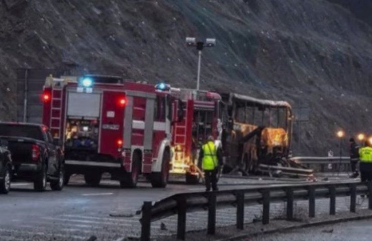 Tragedia in strada: pullman prende fuoco, ci sono decine di vittime