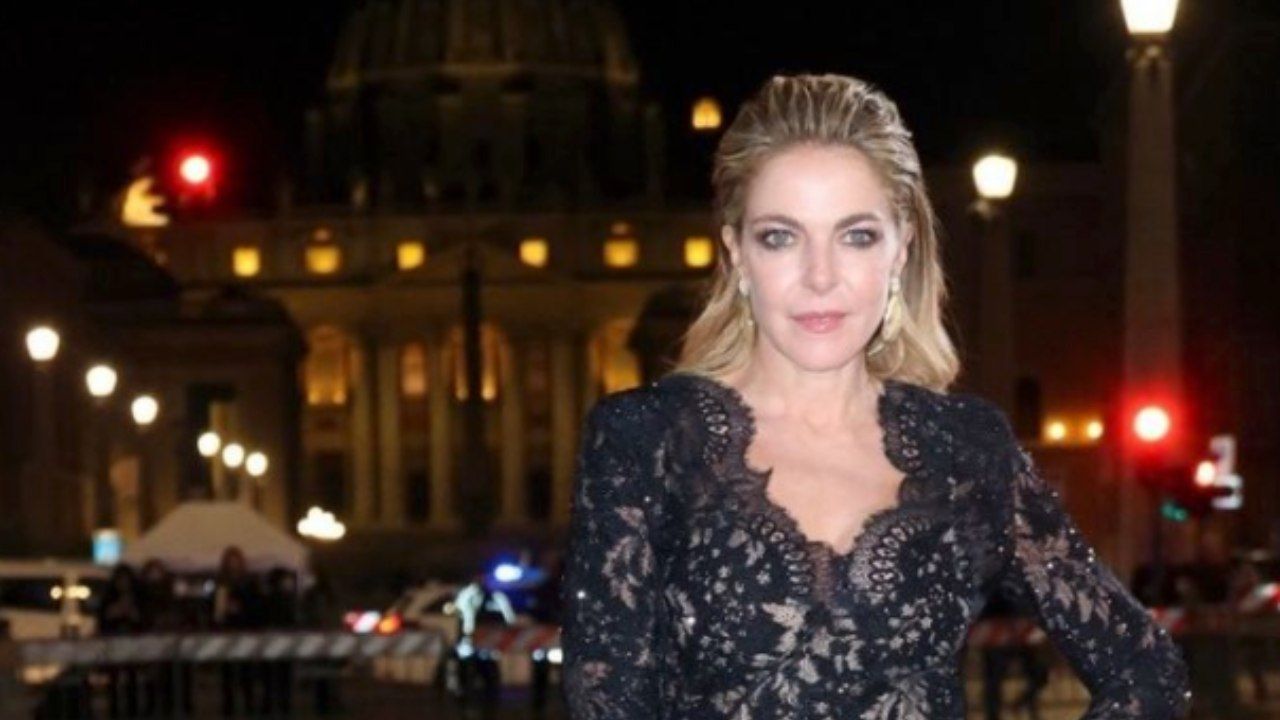 Claudia Gerini è scatenatissima! Trasparenze e lati segreti in evidenza: il compagno non resiste... FOTO