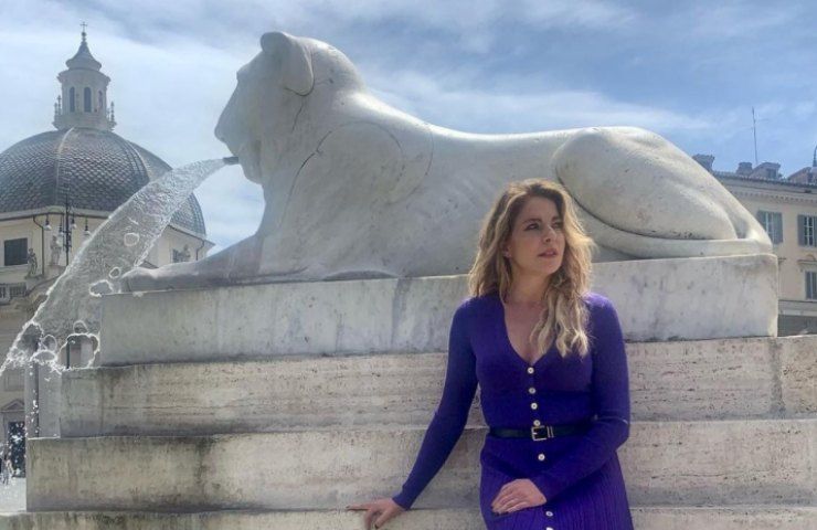 Claudia Gerini è scatenatissima! Trasparenze e lati segreti in evidenza: il compagno non resiste... FOTO