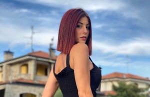 Carolina Dallari, cerniera scende giù: l'attesa alimenta il piacere.