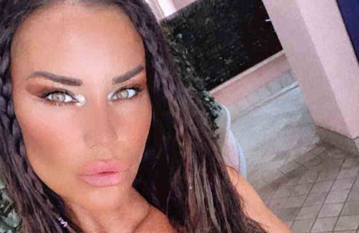 Antonella Mosetti, il bikini è da infarto: curve illegali in vista, spettacolo per i fan - FOTO