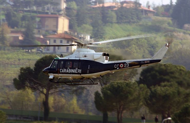 Caserma Carabinieri fiamme ferito militare fumo visibile