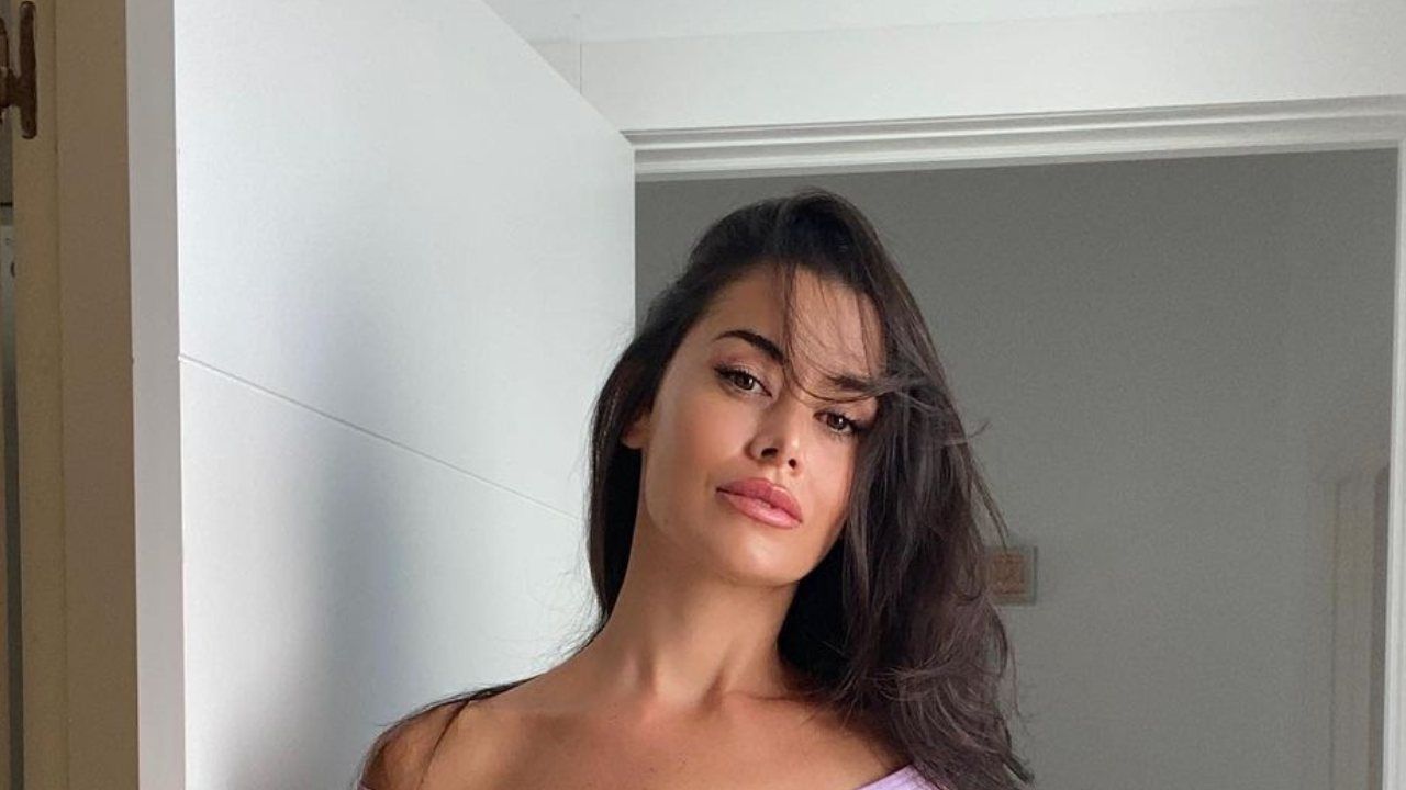 Eva Padlock, il vestito corto mostra trasparenze illegali: si vede tutto - VIDEO