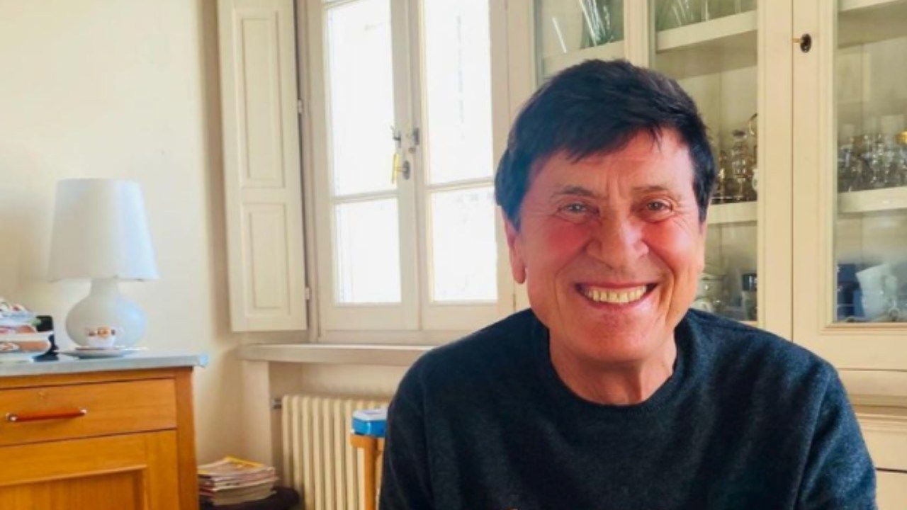 Gianni Morandi, la FOTO speciale e compromettente tra le donne: si trova proprio a suo agio