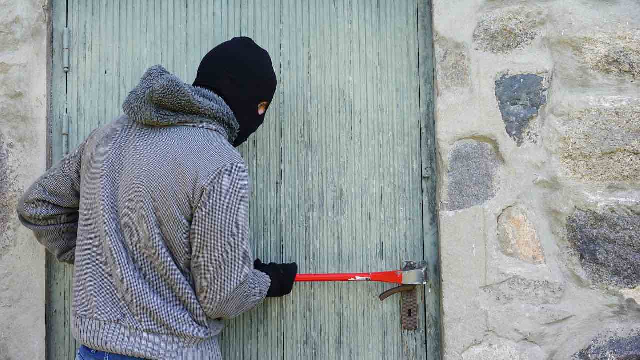 Furto casa celebre calciatore ladri