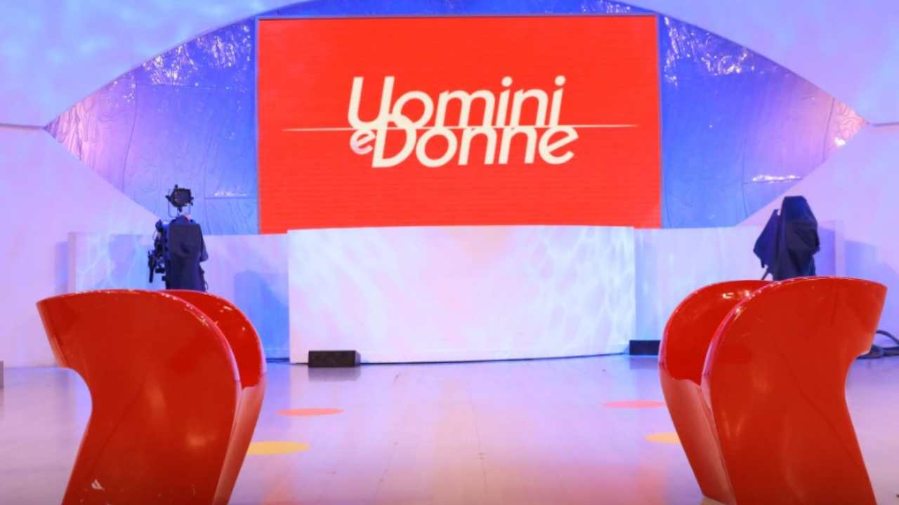 Uomini e Donne studio poltrone (Facebook)