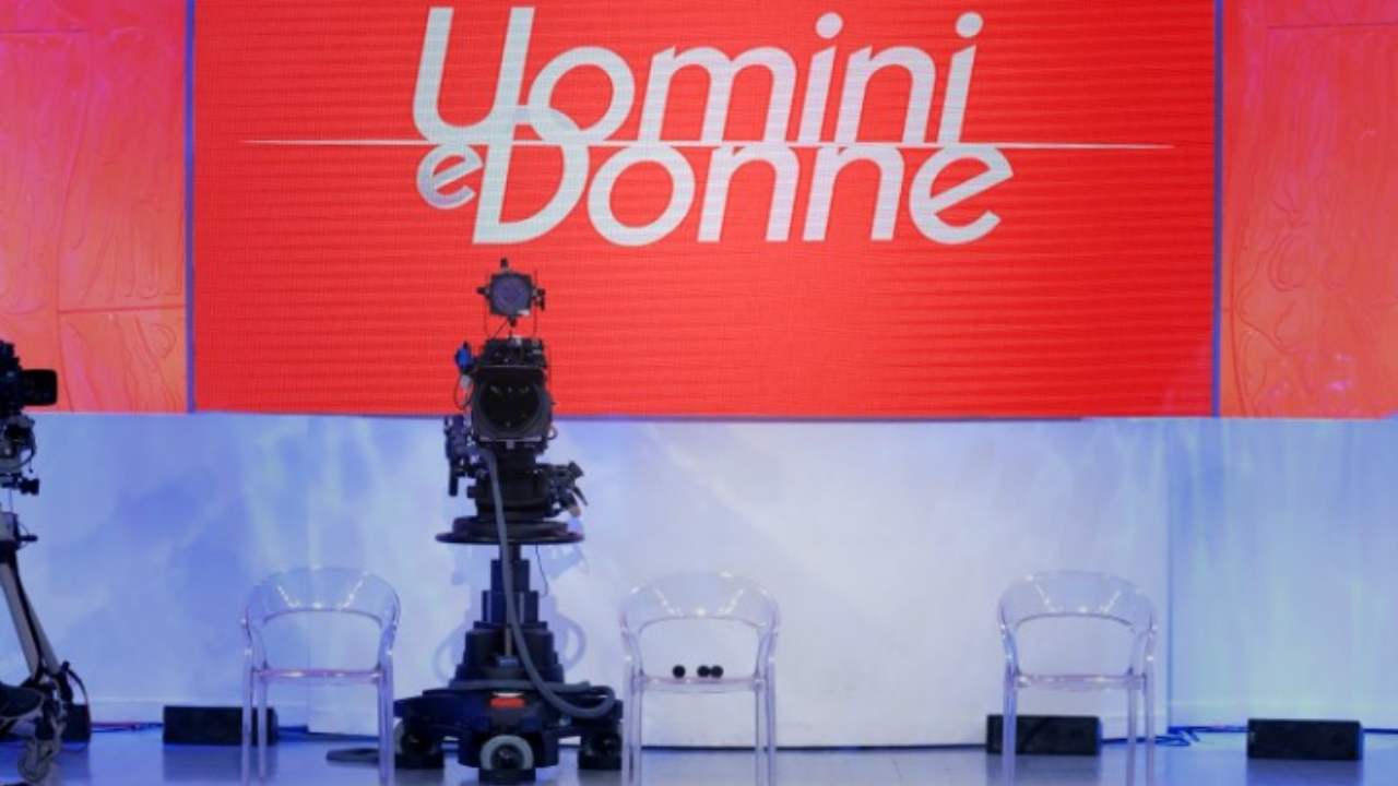 Uomini e donne studio (Facebook)