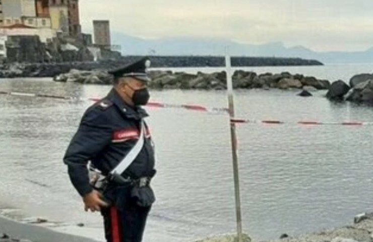 Bimbo di 2 anni morto annegato in mare: "E' stato gettato dalla madre"