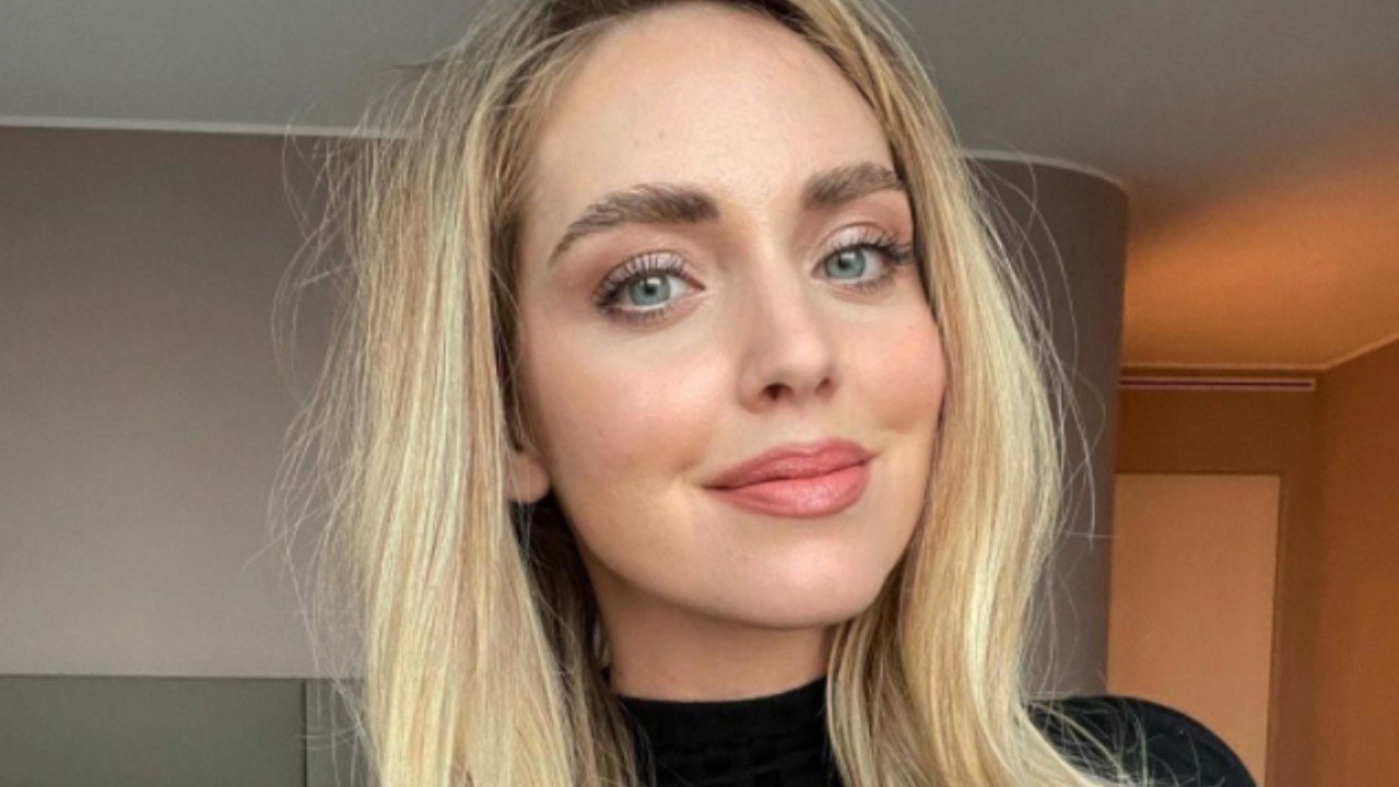 Chiara Ferragni porta alla bocca il suo 'gioiello' preferito: "Rigenerazione totale..." - FOTO