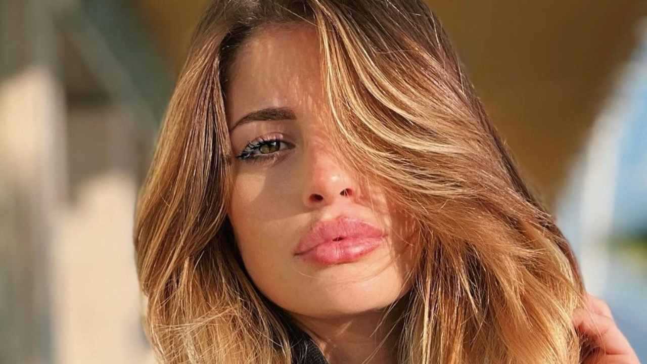 Chiara Nasti, scollatura incontenibile: "Tu sei la perfezione!" - FOTO