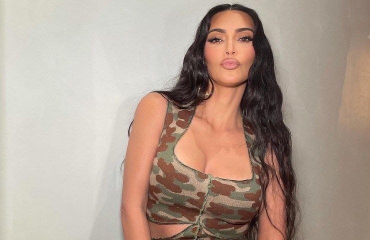 Kim Kardashian, la scollatura scatena i follower: curve illegali in vista - FOTO