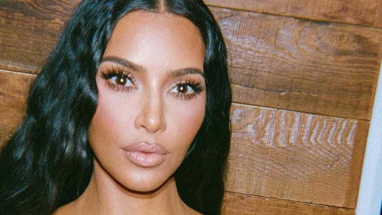 Kim Kardashian illegale: mostra il lato b ai fan, il web va il tilt - FOTO