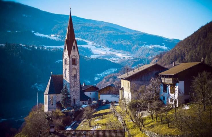 Precipita nella piscina e muore: tragedia immane in albergo