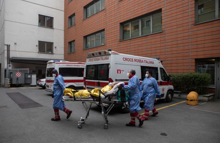 Covid, lo studio sul picco della pandemia preoccupa l'Italia: "Oltre 500 morti al giorno"