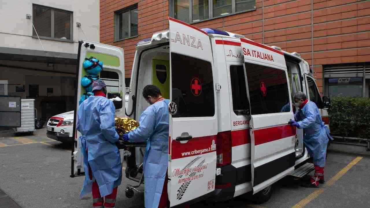 Covid, lo studio sul picco della pandemia preoccupa l'Italia: "Oltre 500 morti al giorno"