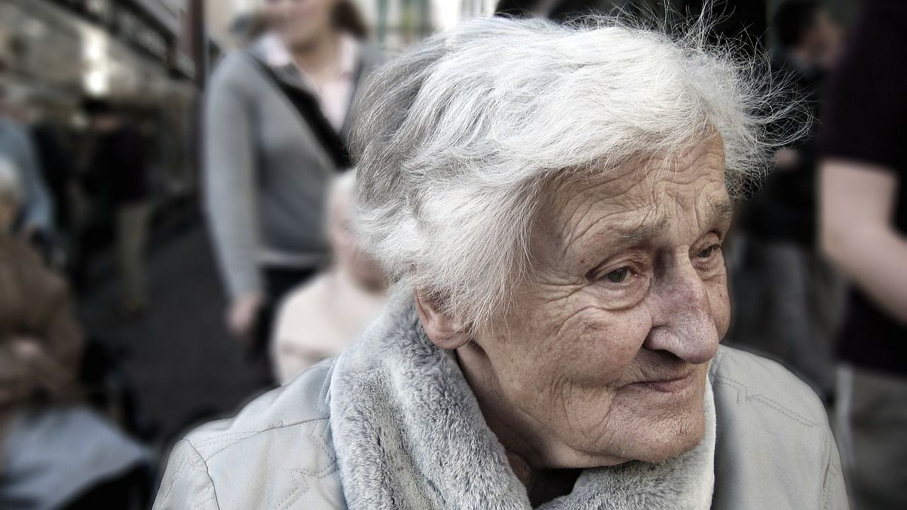 donna anziana (pixabay)
