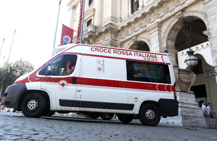 Scontro fatale auto impatto tremendo una vittima