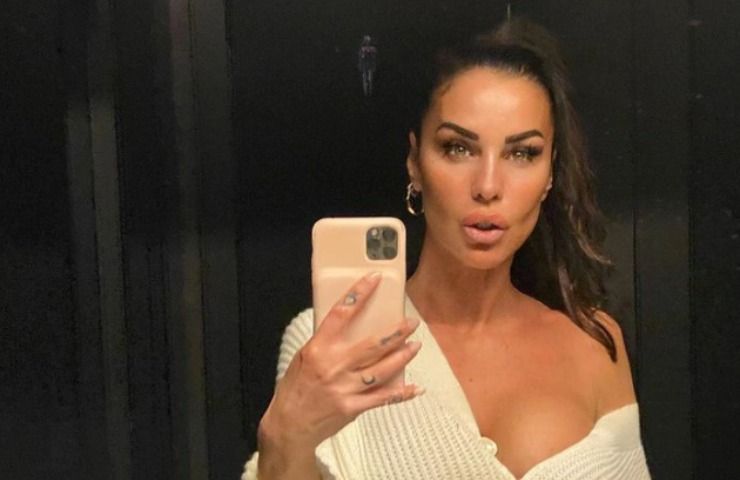 Antonella Mosetti esce dalla vasca e fa sognare tutti: un fisico da arresto cardiaco - FOTO 