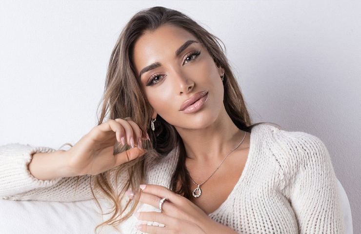 Elisa De Panicis senza veli: il vestito non copre nulla, curve al vento, fan spiazzati - FOTO 