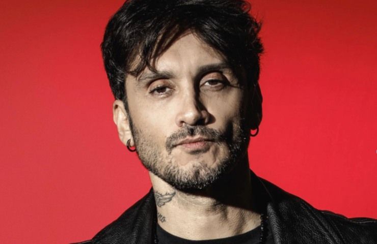 Sanremo 2022, Fabrizio Moro e l'agghiacciante retroscena prima di salire sul palco: "La amo ancora... 