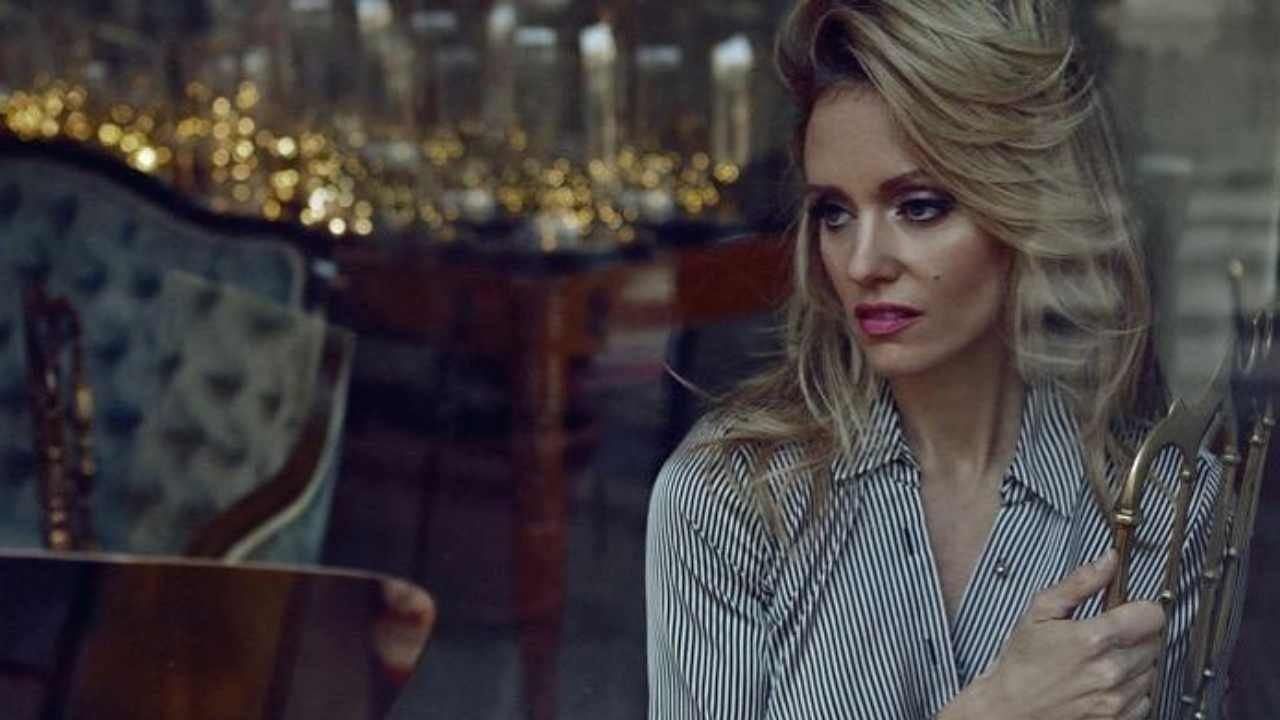 Justine Mattera, calze a rete e tacchi a spillo, web in tilt: "Che donna stratosferica" - FOTO