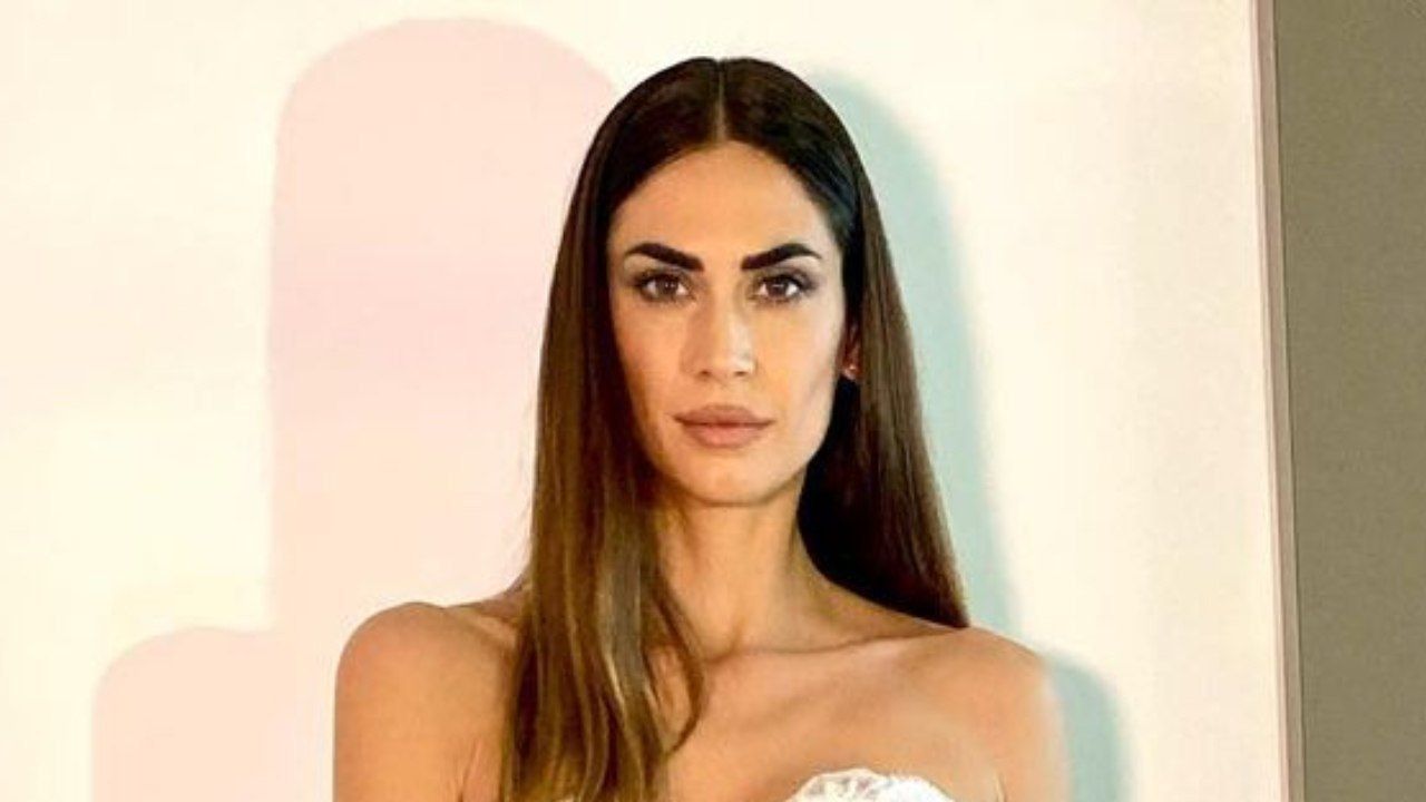 Melissa Satta, l'outfit mostra dettagli bollenti: "Hai bevuto la pozione della bellezza?" - VIDEO