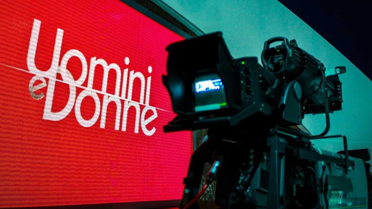Uomini e Donne logo camera (Facebook)