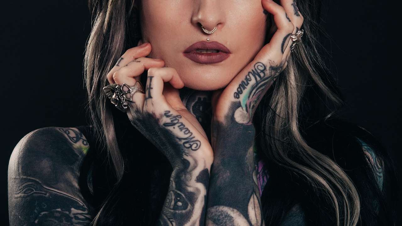 donna tatuata