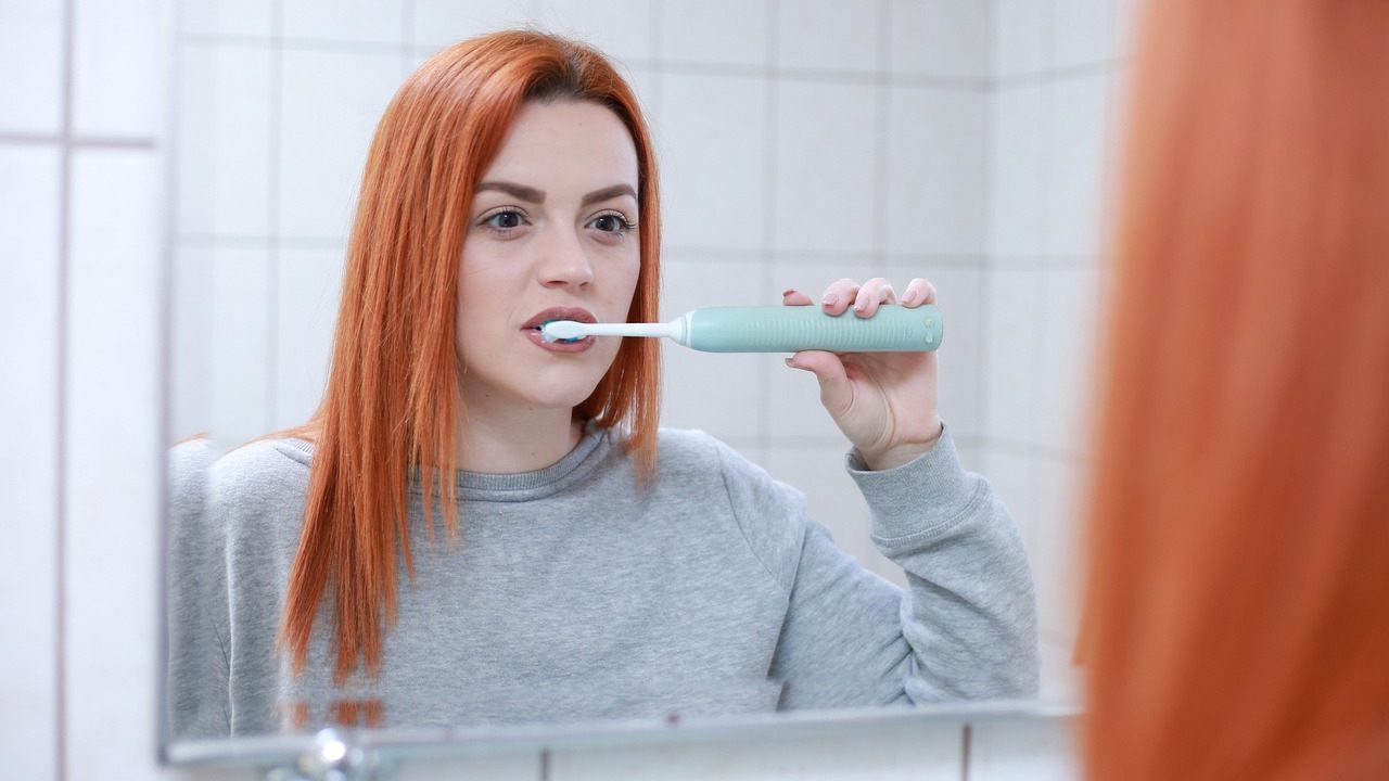 lavarsi i denti (Pixabay)