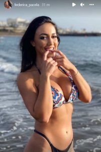 Federica Pacela, il bikini in riva al mare è la solita esplosione di