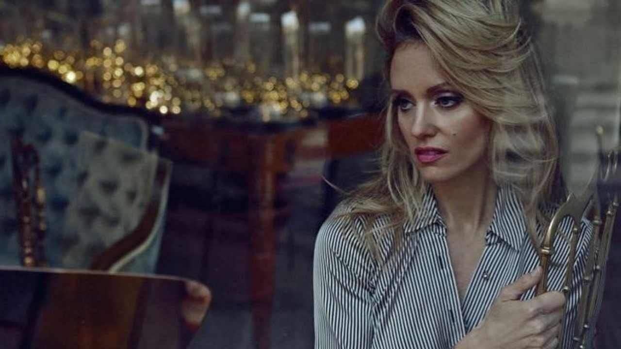 Justine Mattera, sotto la giacca niente: curve in vista, fan spiazzati. "Le ventenni sempre mute" - FOTO