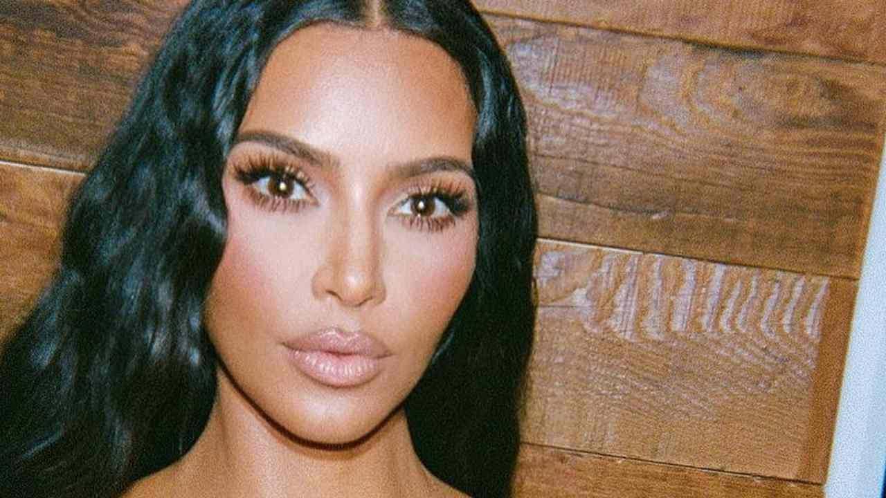 Kim Kardashian, curve illegali in bella vista: distesa sul letto fa impazzire i fan - FOTO