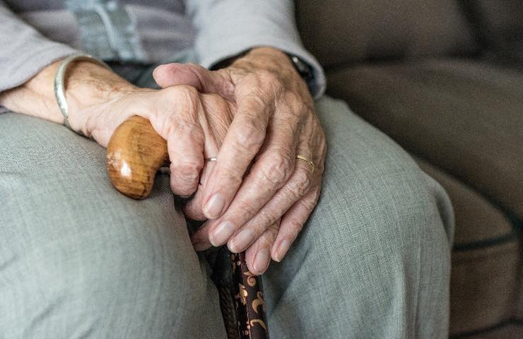 Truffe anziani finti carabinieri casa rapinata 82enne