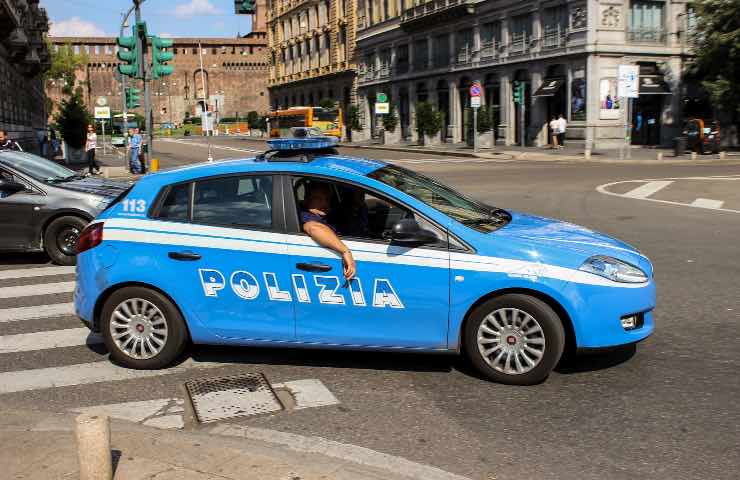 Sfonda vetro negozio cellulari incastrato telecamere