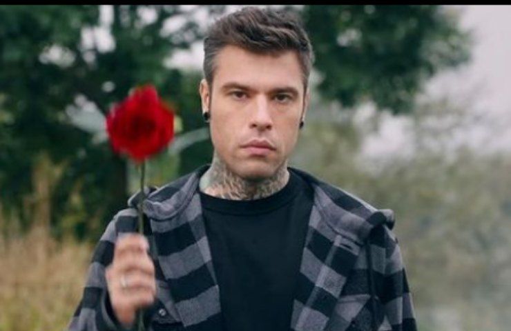 fedez con una rosa in mano