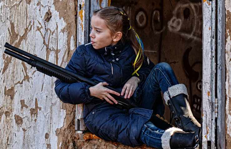 Bambina ucraina con un fucile 