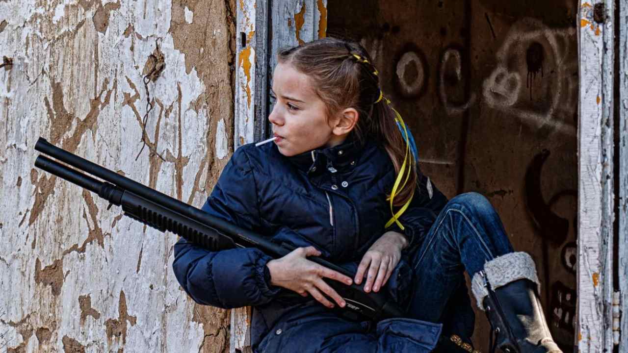 Bambina ucraina con un fucile