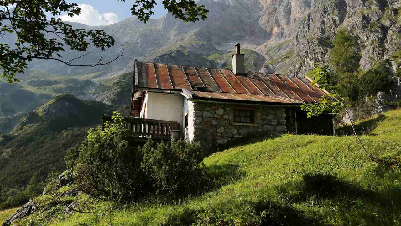 Rinvenimento corpo carbonizzato in una baita