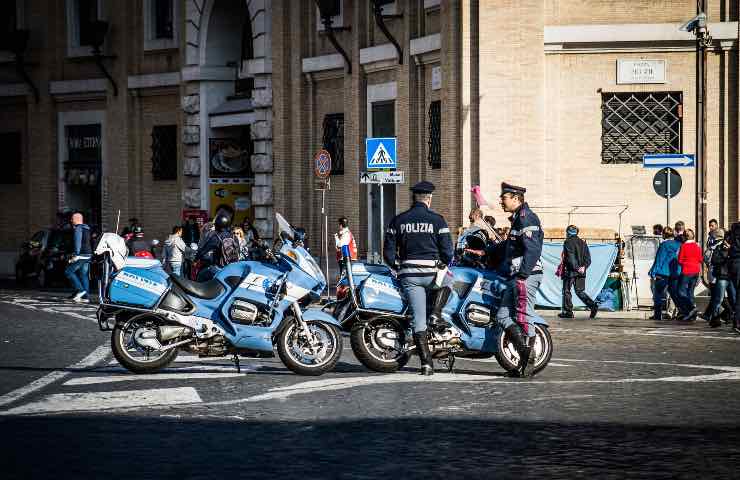 Vercelli abusi frustate genitori arrestati