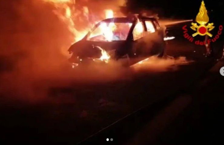 auto in fiamme